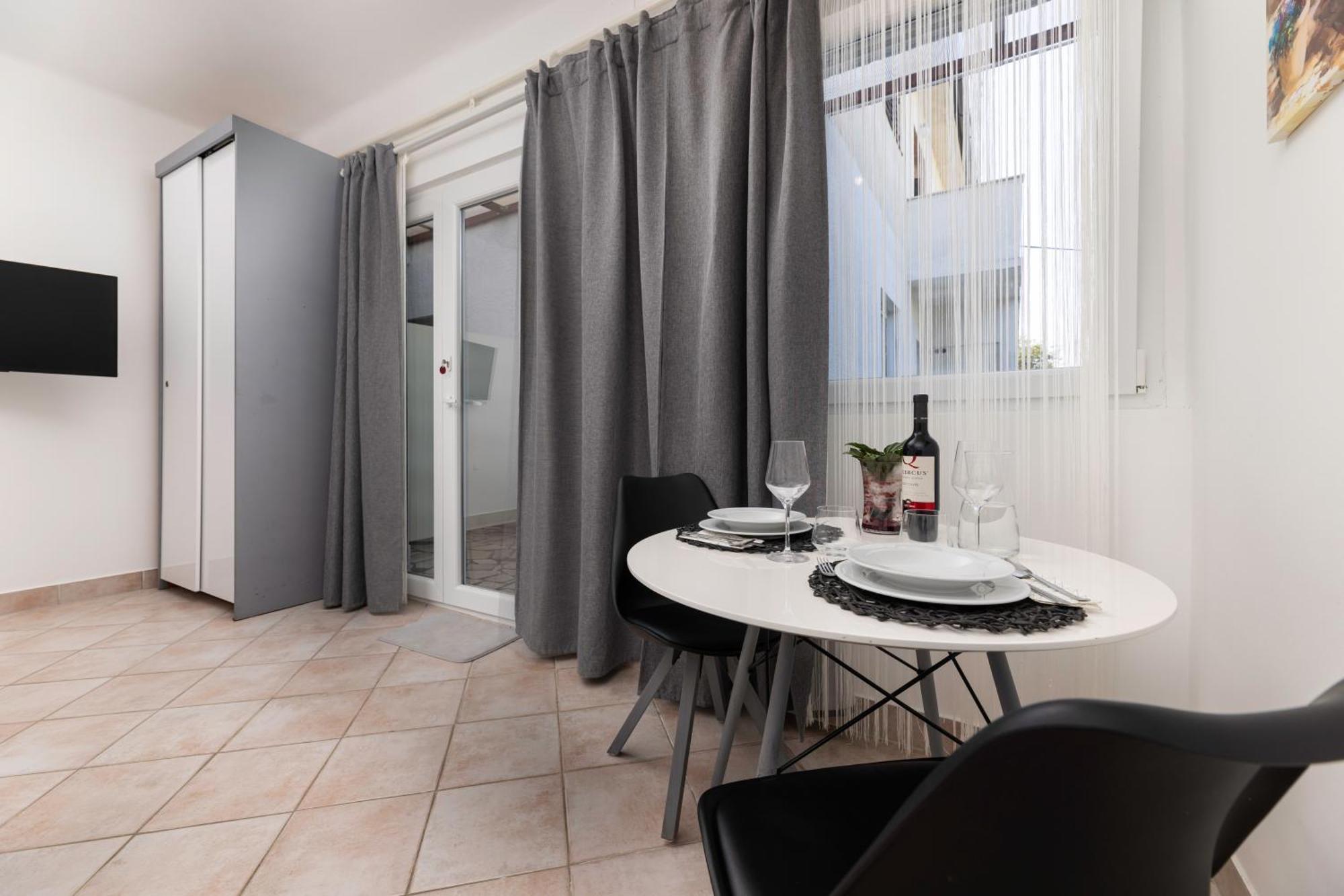 Apartments Lacrima Šilo Buitenkant foto